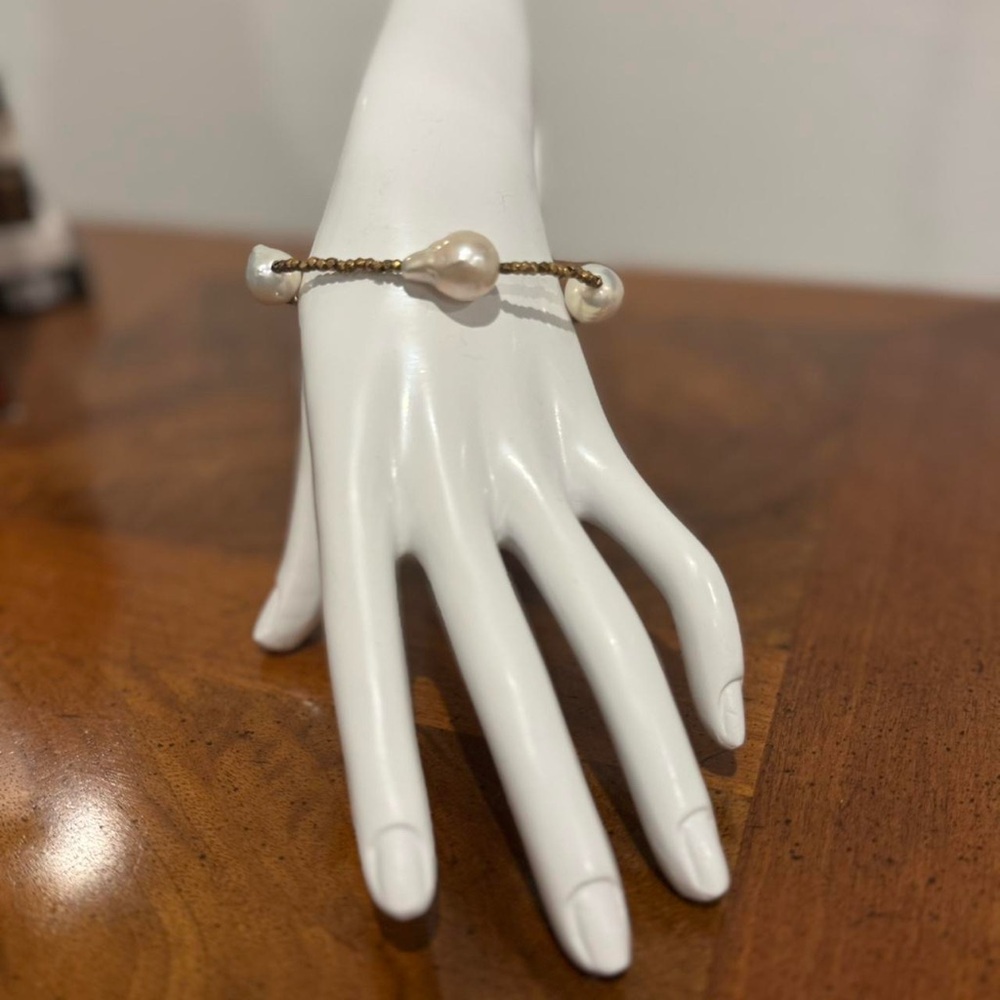 Elegant Pearl and Gold Beaded Bracelet - Picture 3 of 5